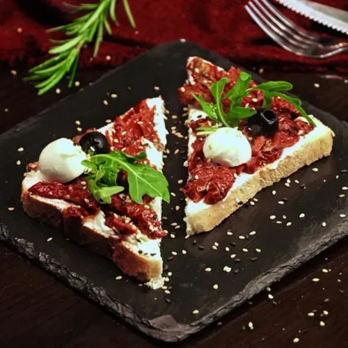 Toast cu roșii și mozarella