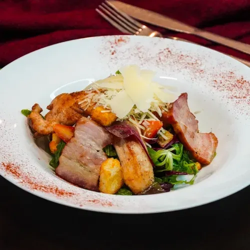 Salată caldă cu pui și bacon