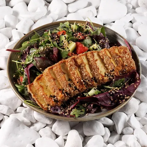 Salată cu tofu crocant