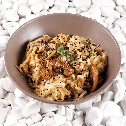 Udon cu pui în sos cremos