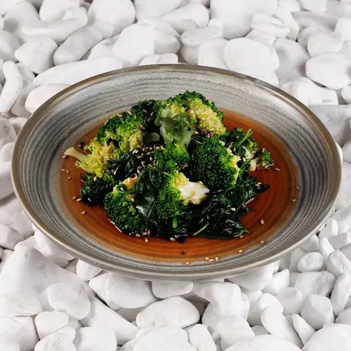 Salată vegetariană cu spanac