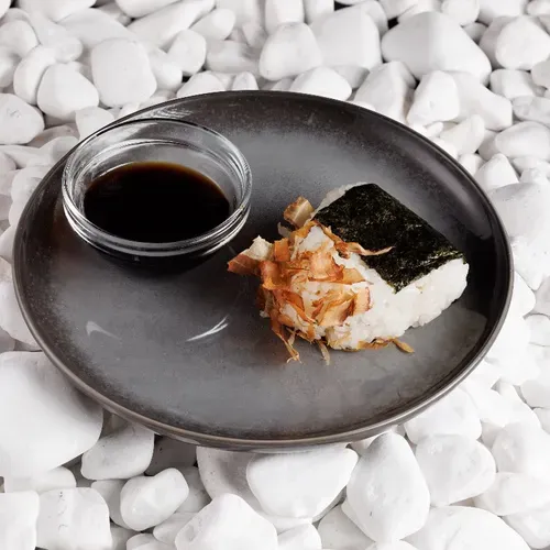 Onigiri cu somon rumenit