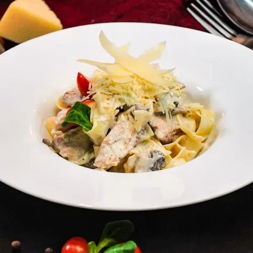 Pasta cu pui și ciuperci